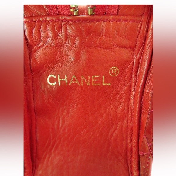 CHANEL Red Quilted Crossbody Bag with Gold Chain - Picture 13 of 15